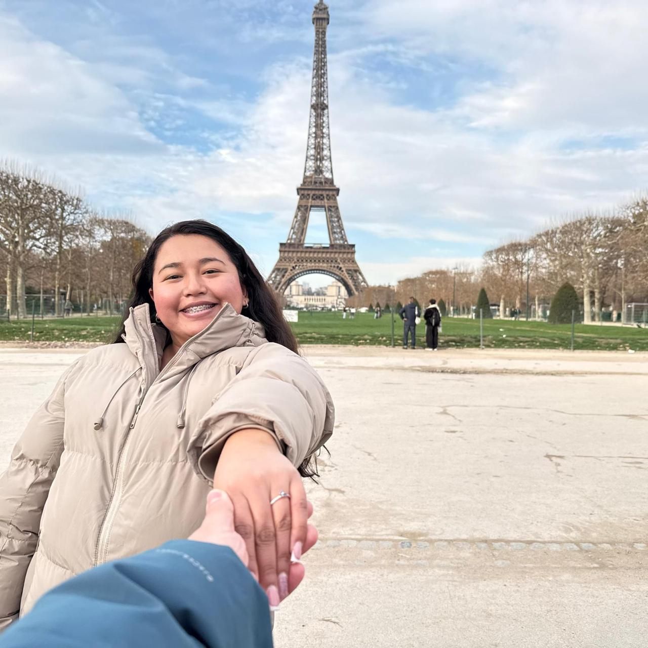 Georgina muestra su anillo de compromiso frente a la Torre Eiffel, tomada de la mano de Kevin