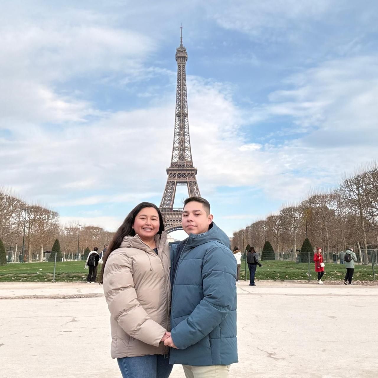 Georgina y Kevin juntos frente a la Torre Eiffel